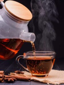 आपके सफेद बालों को नैचुरली काला बना सकती है चाय। जानिए कैसे (5)